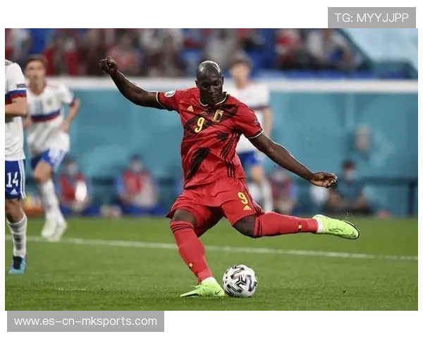 国米卢卡库背身护球后转身抽射成关键画面：从场上到训练室的突破之道