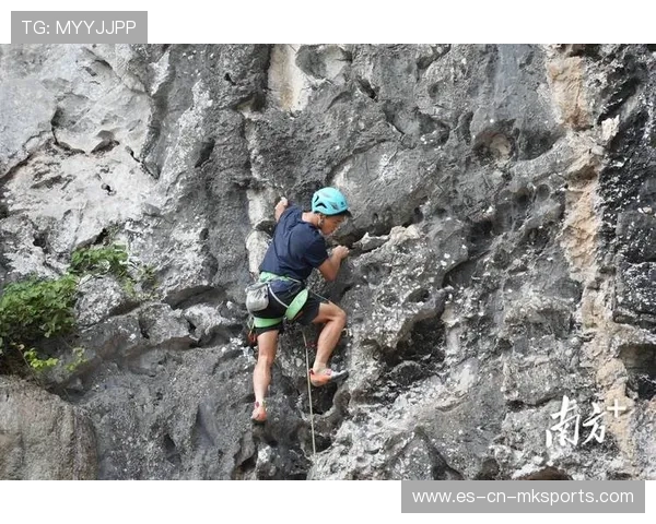 攀岩世界赛选手仅用三根手指撑住全身